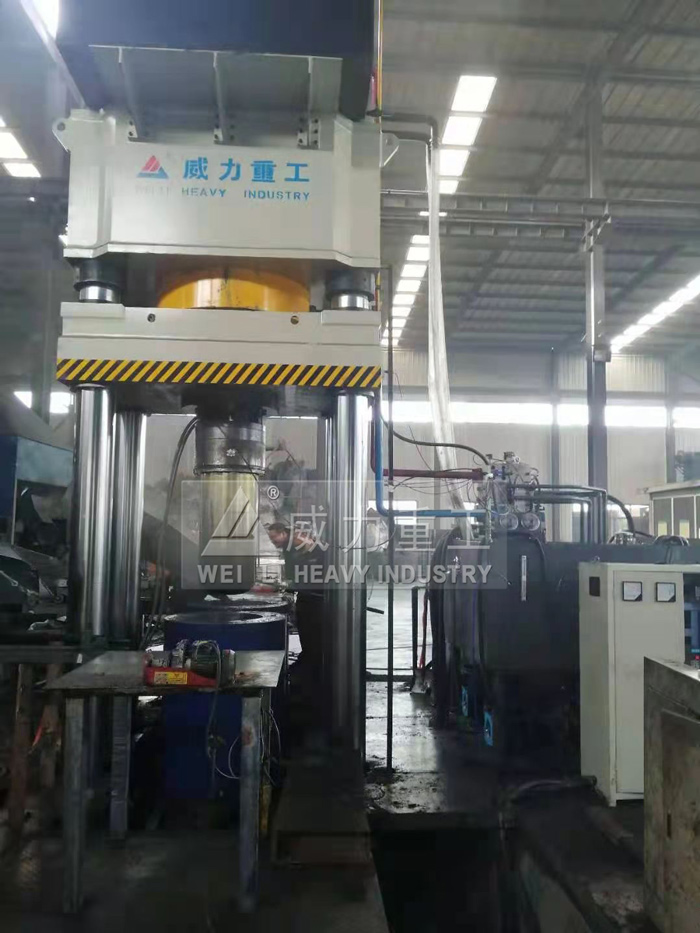 山東威力重工坩堝液壓機車間